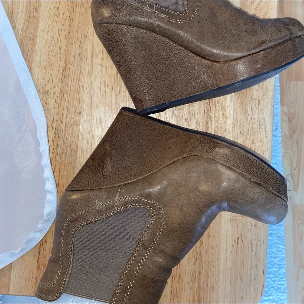 Size 8, Tan platform ankle boot